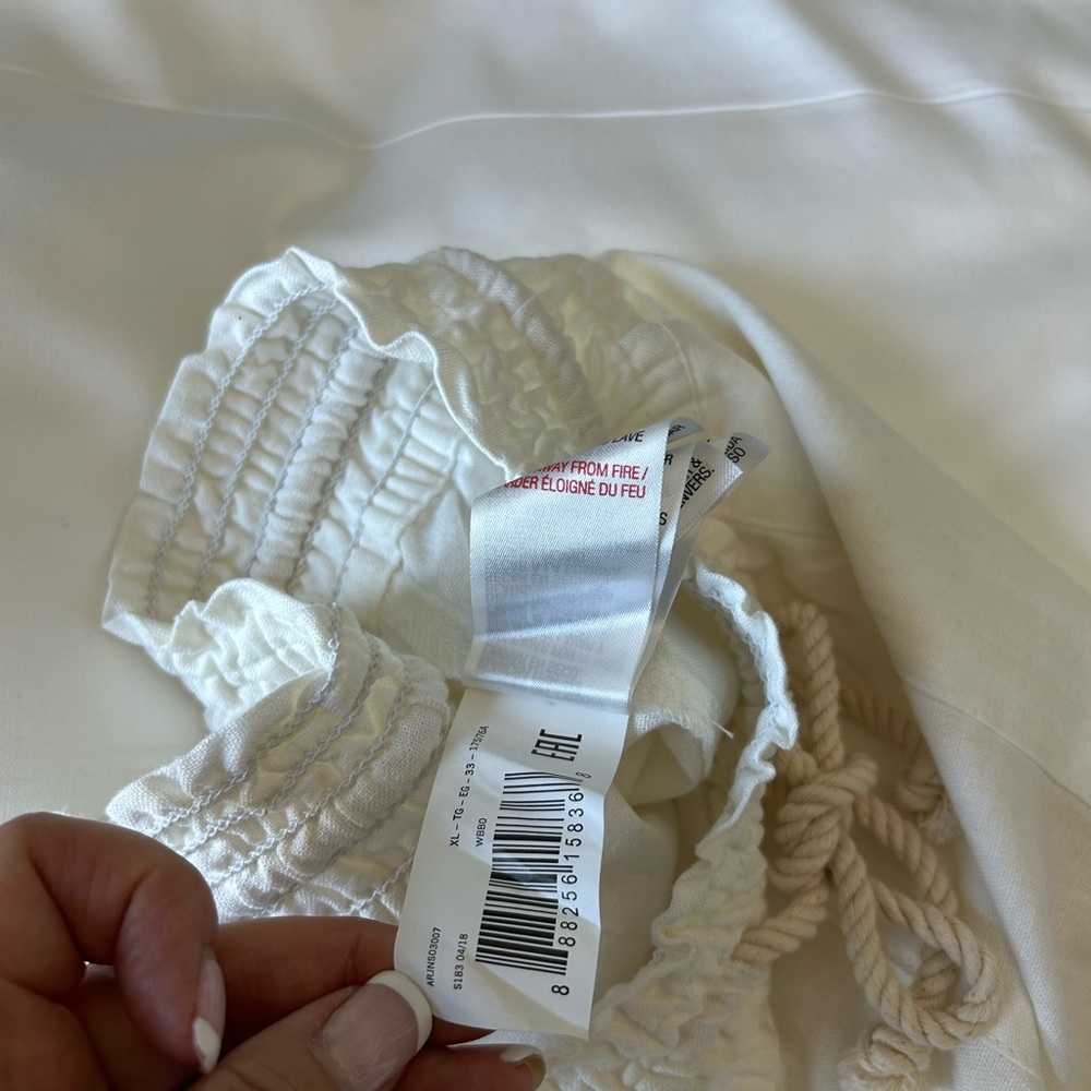 NWT Roxy shorts. Sz XL. Off white linen blend. Rope tie detail. Adorable! - Picture 13 of 16